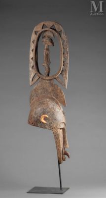 gros plan d'une sculpture d'oiseau sur un socle