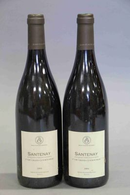 deux bouteilles de vin posées l'une à côté de l'autre sur une table