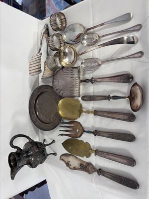 plusieurs types d'argenterie sur une table