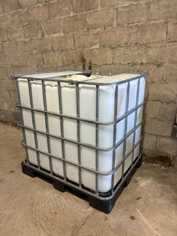 Cuve 1000 litres plastique armature métal sur palette 