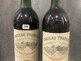 deux bouteilles de vin posées l'une à côté de l'autre sur un comptoir