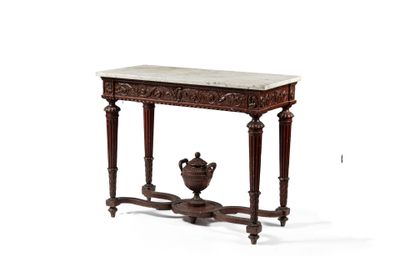 une table au plateau en marbre sur laquelle est posé un vase