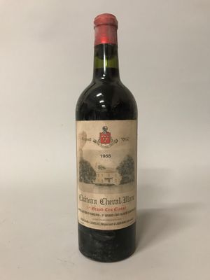 une bouteille de vin posée sur une table