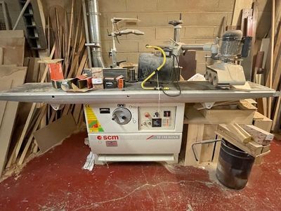 une machine placée au milieu d'une pièce