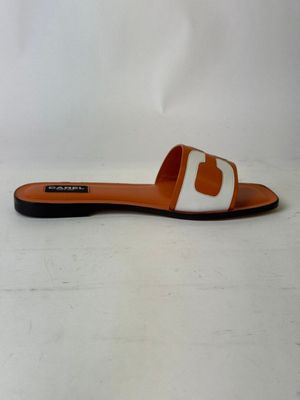 une photo d'une paire de sandales blanches et marron