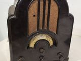 une radio à l'ancienne posée sur une table blanche