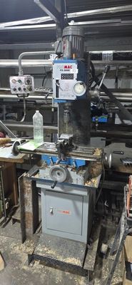 une machine qui se trouve dans un atelier où il y a beaucoup d'outils