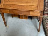 un petit bureau en bois surmonté d'un tiroir