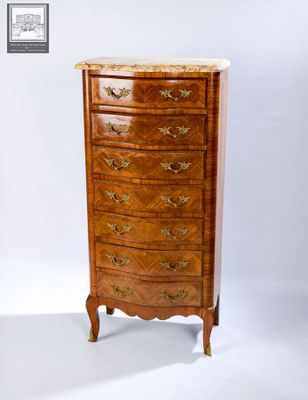 une grande commode avec un plateau en marbre