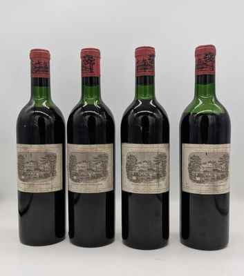 trois bouteilles de vin sont alignées sur une table