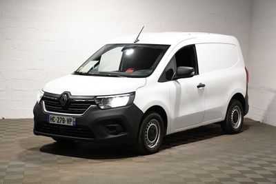 la photo d'une camionnette blanche garée dans un garage