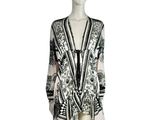 un mannequin portant une robe noire et blanche à motifs noirs et blancs