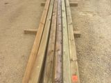 un long banc en bois posé au milieu d'un chemin de terre