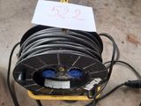 une bobine de fil électrique posée par terre, avec une étiquette de prix