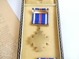 une boîte contenant une médaille et d'autres objets