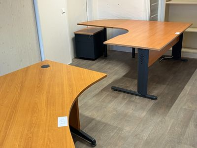 2 bureaux en mélaminé. Long. 180 et 180 x 200 cm env.
