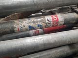 une pile de tuyaux en acier empilés les uns sur les autres