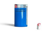 un briquet bleu posé sur une surface blanche