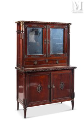 un vaisselier ancien en acajou, doté de deux portes vitrées et de deux tiroirs