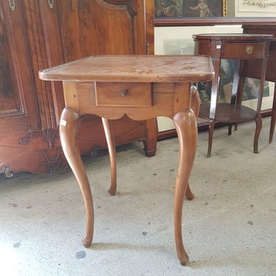 une petite table avec un tiroir dans une pièce