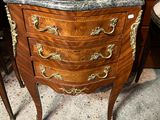 une commode en marbre dans le coin d'une pièce