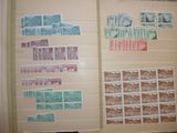 deux feuilles de papier portant des timbres, posées sur une table
