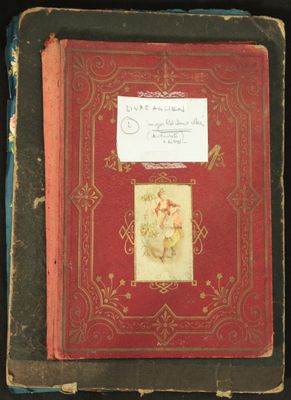 un livre rouge sur lequel figure l'image d'une femme