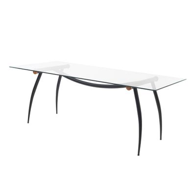 une table en verre avec des pieds noirs et un plateau en verre
