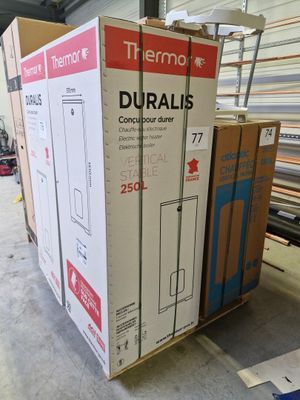 une pile de boîtes empilées les unes sur les autres