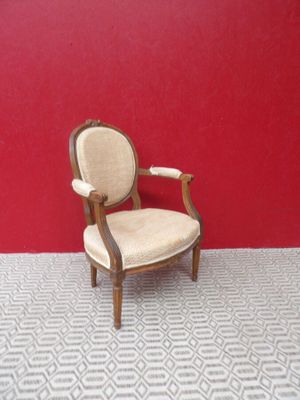 Fauteuil cabriolet de style Louis XVI en bois sculpté et méd…