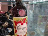 une bouteille de vin posée sur une table devant une vitrine