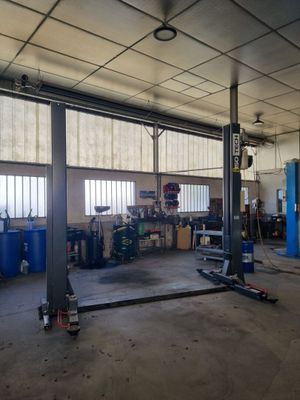 une photo d'un garage rempli de matériel