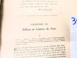 un livre ouvert sur lequel figurent des notes, avec un stylo posé dessus
