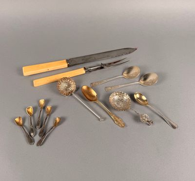 beaucoup de couverts et un couteau sur une table