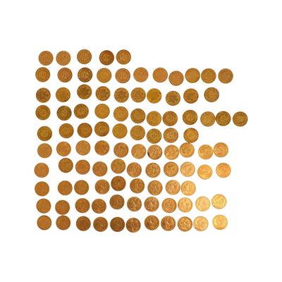 un gros plan sur un tas de pièces d'or sur fond blanc