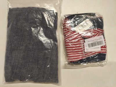 une paire de chaussettes et un pantalon dans un sac