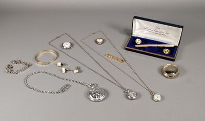 beaucoup de bijoux posés sur la table