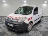 la camionnette blanche est garée sur un sol en damier dans le garage