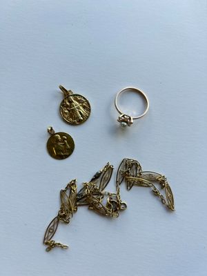 deux bagues, une pièce de monnaie et une bague ornée d'un oiseau