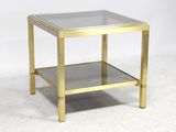 table basse en laiton avec plateau en verre et étagère