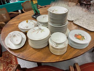 beaucoup d'assiettes et de bols sur la table