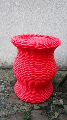 Tabouret en fibre plastique rouge tressée de forme balustre …