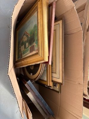 une boîte en carton contenant une image et une autre image