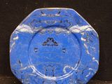 une assiette bleue posée sur une surface noire