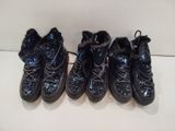 trois paires de chaussures noires à paillettes sont alignées sur une surface blanche