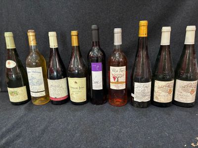 plusieurs bouteilles de vin sont alignées sur une table