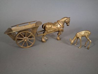 figurines en laiton représentant une calèche et un cerf