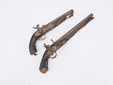 deux pistolets anciens sur fond blanc