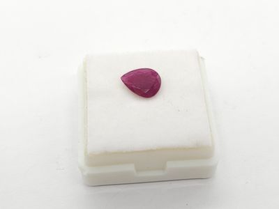 une photo d'un morceau de savon blanc sur lequel figure une larme rouge