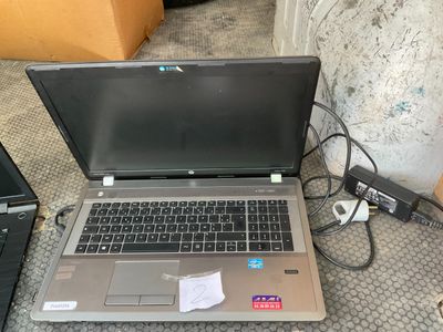 un ordinateur portable posé par terre à côté d'autres ordinateurs portables